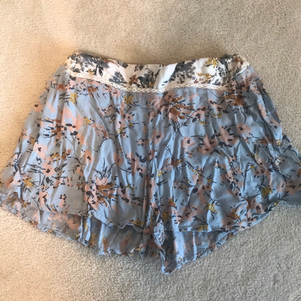 Flowy floral shorts with elastic waist band